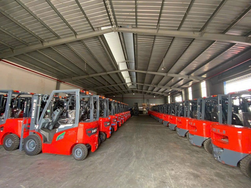 Các mẫu xe nâng điện ngồi lái Heli tại kho