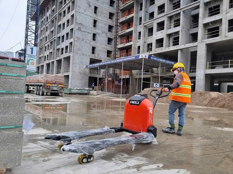 Xe nâng tay điện 2 tấn Heli sử dụng tại công trường