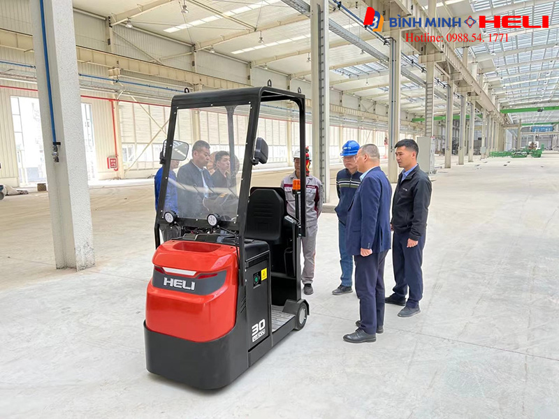Xe kéo điện đứng lái 3 tấn Heli