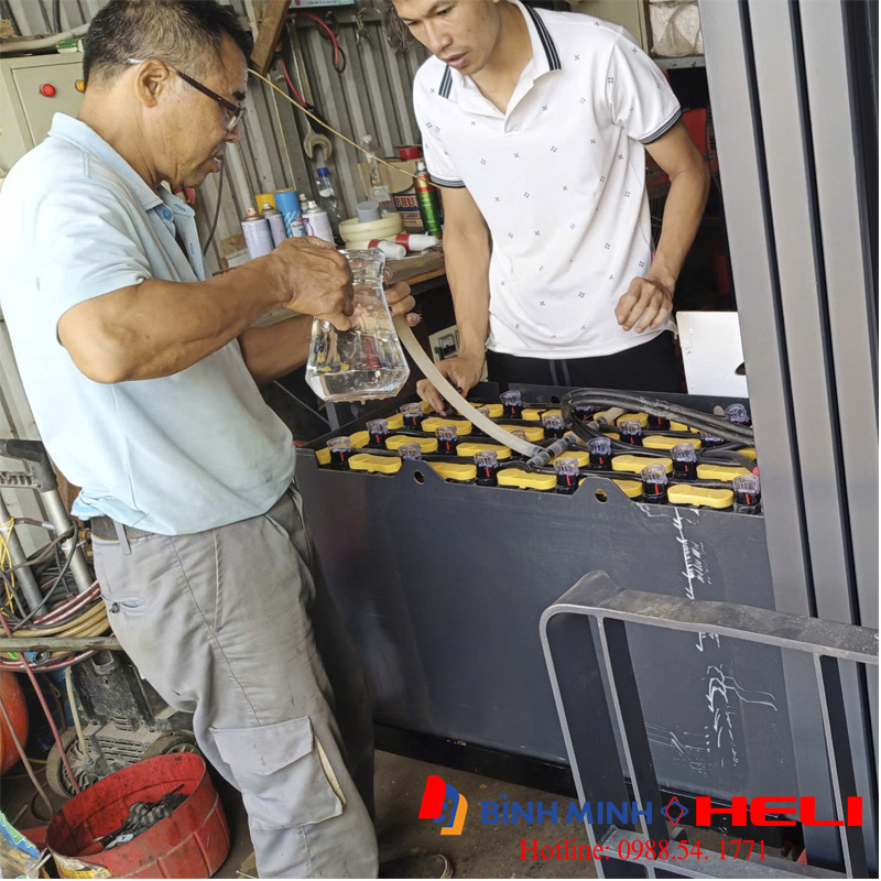 Bảo dưỡng bình ắc quy dùng cho xe nâng điện