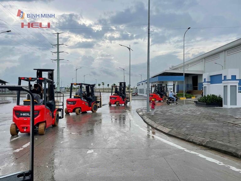 Bàn giao lô xe nâng điện lithium Heli có khách hàng