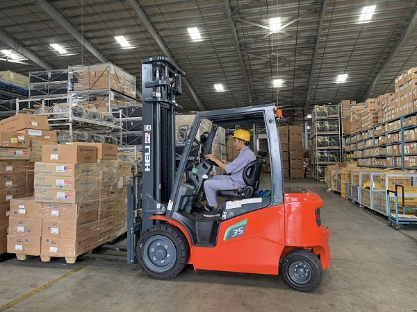 Xe nâng 3.5 tấn chạy điện Heli tại nhà máy