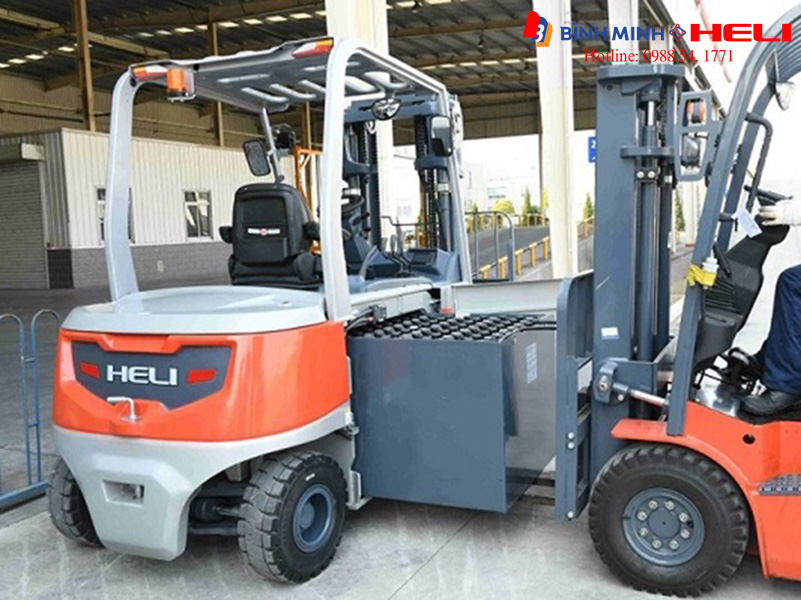 Ắc quy axit chì trên xe nâng điện 4 tấn Heli