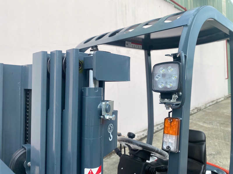 Đèn pha trên xe nâng điện Heli