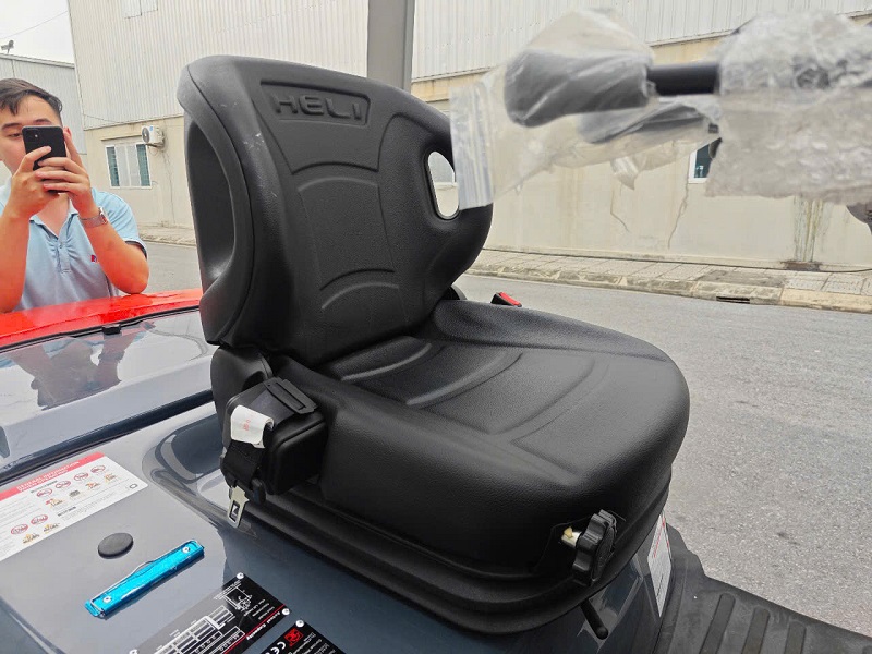 Ghế ngồi lò xe trên xe nâng dầu 3.5 tấn Heli G3