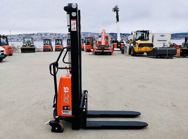 Xe nâng bán tự động 1.5 tấn Heli CBS15J