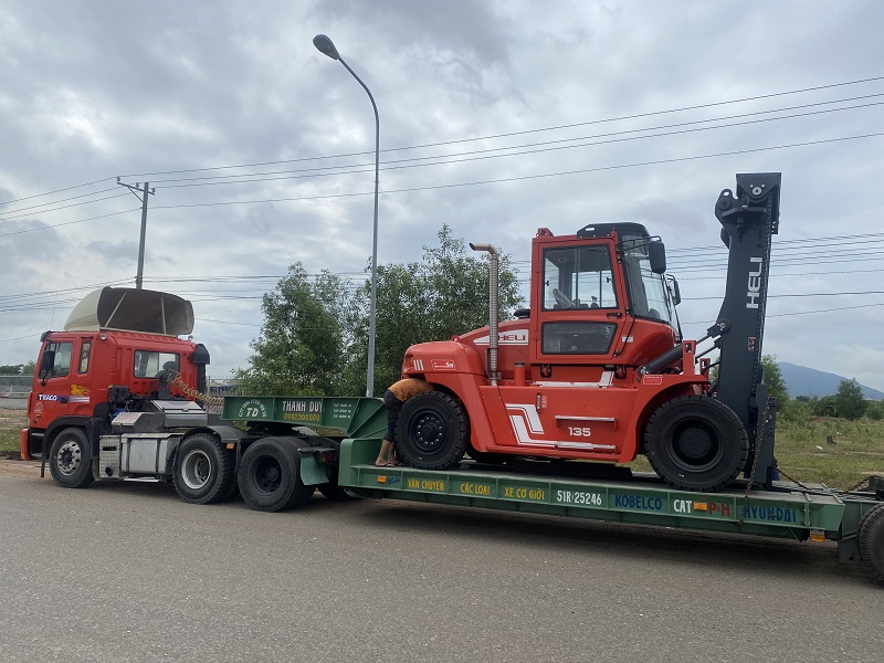 Bàn giao xe nâng Heli 13.5 tấn cho khách hàng