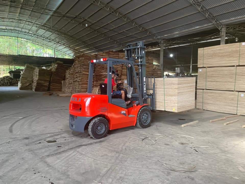 Xe nâng gỗ ván ép HELI tại nhà máy sản xuất