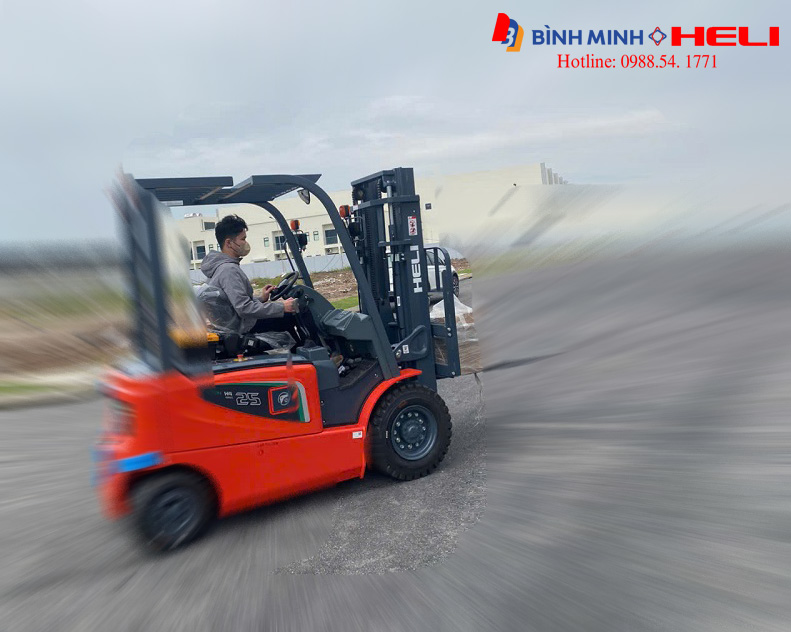 Quy định tốc độ xe nâng trong nhà xưởng theo quy định của pháp luật