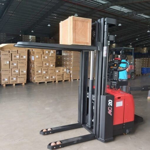 Xe nâng tay cao làm việc trong xưởng sản xuất công nghiệp