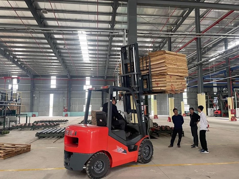 Xe nâng dầu Heli 3.5 tấn cấp cho khách hàng tại Hưng Yên